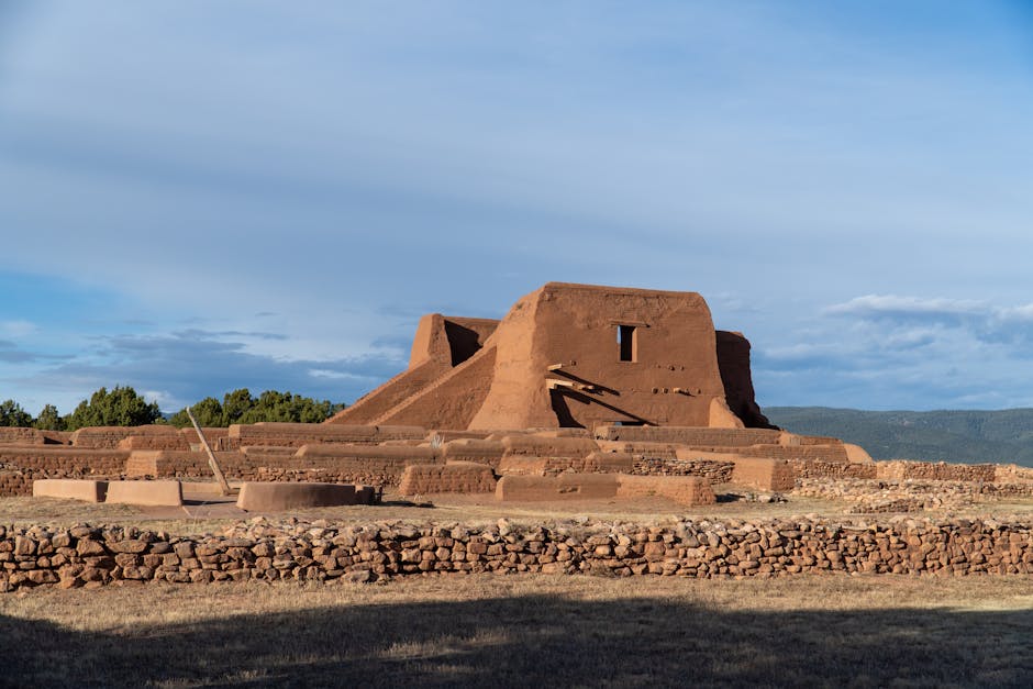 Camión de carga pesada transitando una ruta de montaña en los Andes